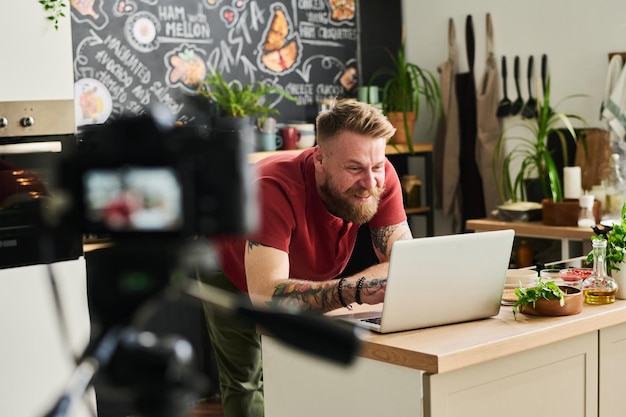 Food Blogger liest Kommentare in der Küche