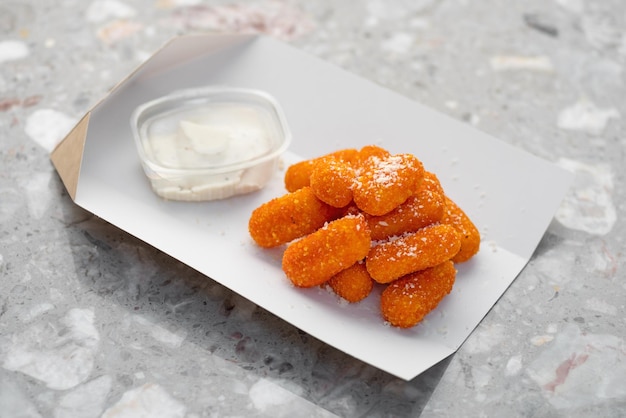 Food Delivery Cheese Sticks zum Mitnehmen von Lebensmittelpapierbehältern mit panierten Mozzarella-Käsesticks und Soße