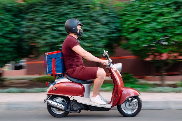 Food Delivery Guy auf einem Motorrad