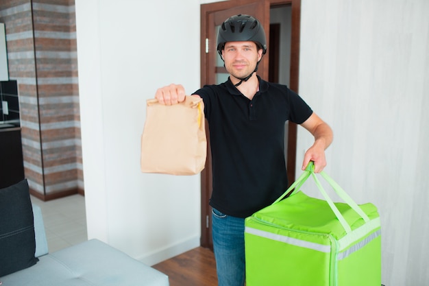 Food Delivery Man brachte Lebensmittel nach Hause zur jungen Frau.