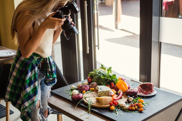 Foto food-fotograf bei der arbeit. kreativität kunst hobby freizeitkonzept