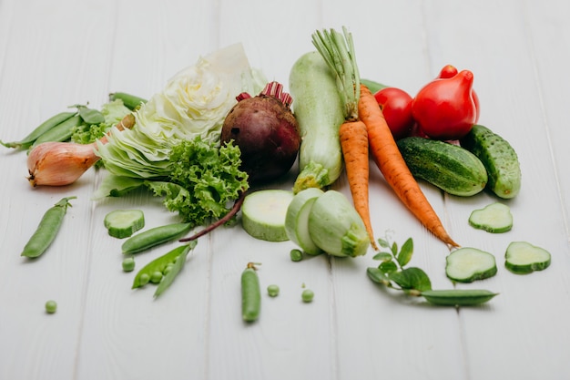 Food-Fotografie. Eine Vielzahl von Gemüse auf einem weißen Brett.