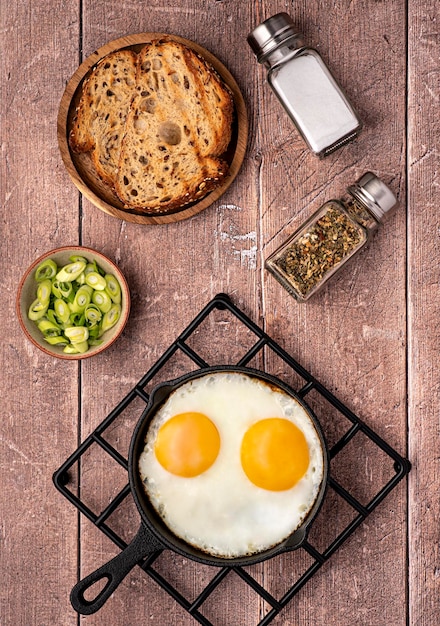Foto food-fotografie eines frühstücks mit spiegeleiern