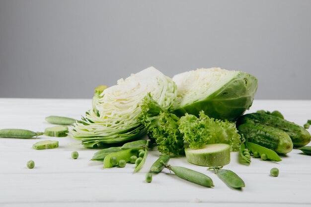 Food-Fotografie. Grünes Gemüse auf einem weißen Brett