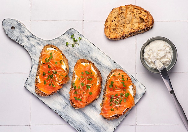 Food-Fotografie von Bruschetta mit geräuchertem Lachs