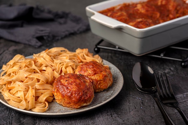 Food-Fotografie von Frikadellen mit Tagliatelle