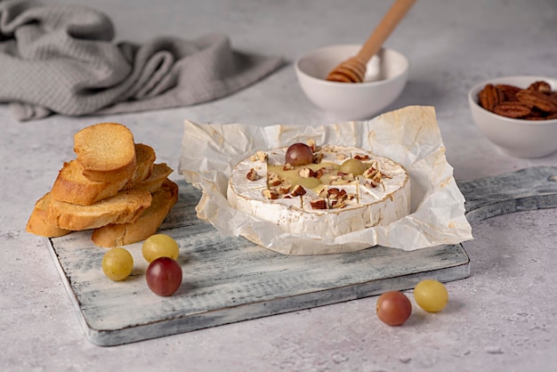 Food-Fotografie von geröstetem Camembert und Honig