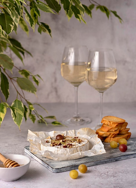 Food-Fotografie von geröstetem Camembert und Wein