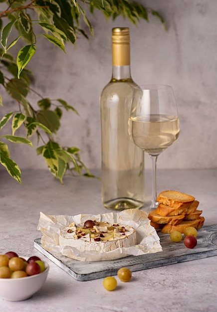 Food-Fotografie von geröstetem Camembert und Weißwein