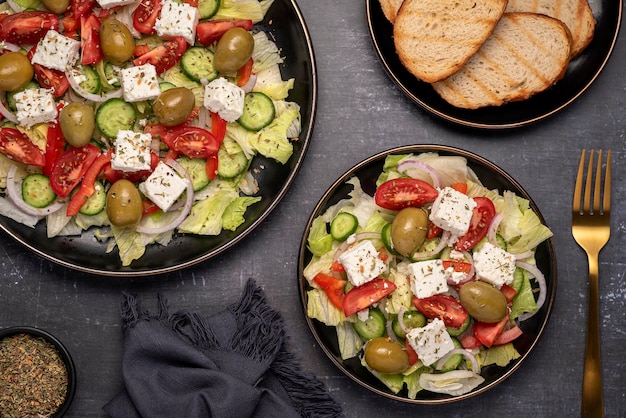 Food-Fotografie von griechischem Salat und Toast