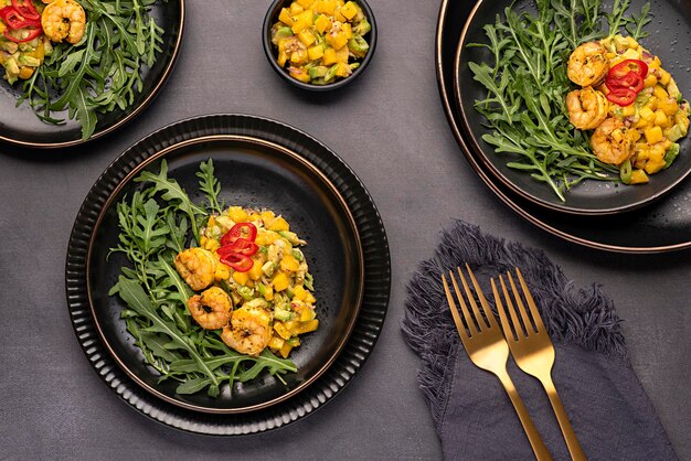 Food-Fotografie von Salat mit Mango und Garnelen