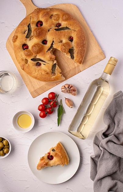 Food-Fotografie von Sauerteig-Focaccia und Weißwein