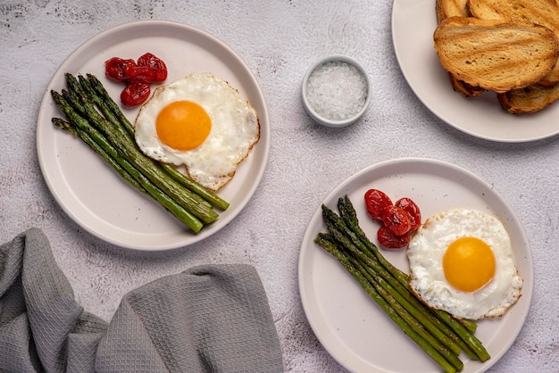 Food-Fotografie von Spiegeleiern und Spargel