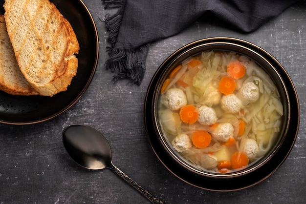 Food-Fotografie von Suppe mit Fleischbällchen