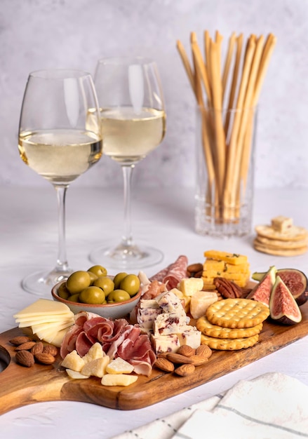 Food-Fotografie von Weißwein mit Käse und Prosciutto