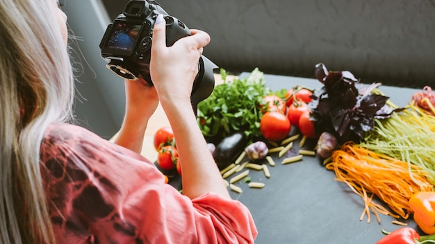 Food-Fotografie. Werbung für italienische Restaurants. Weibliche Stylistin, die Bio-Teigwarenzutaten schießt.