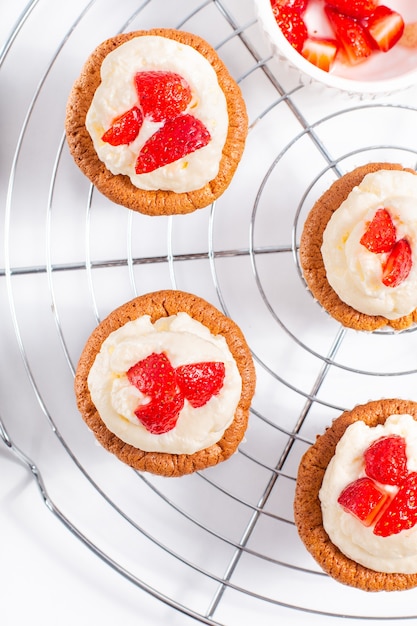 Food-Konzept Frische hausgemachte Erdbeeren Schlagsahne Cupcake auf weißem backfround