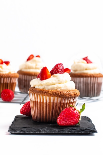 Food-Konzept Frische hausgemachte Erdbeeren Schlagsahne Cupcake auf weißem backfround