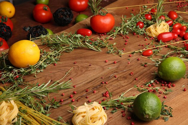 Food Styling Frisch Gemüse, Mehl und Gewürze auf den Tisch, kochen.