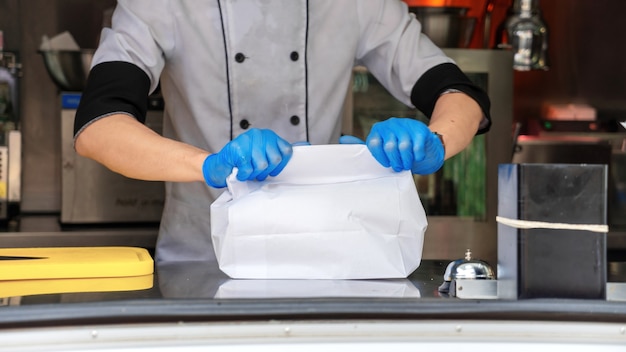 Food truck, cozinheiro, terminando um pedido