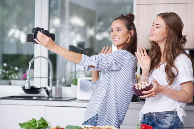 Foodblogger begrüßen ihre Zuschauer in der Küche