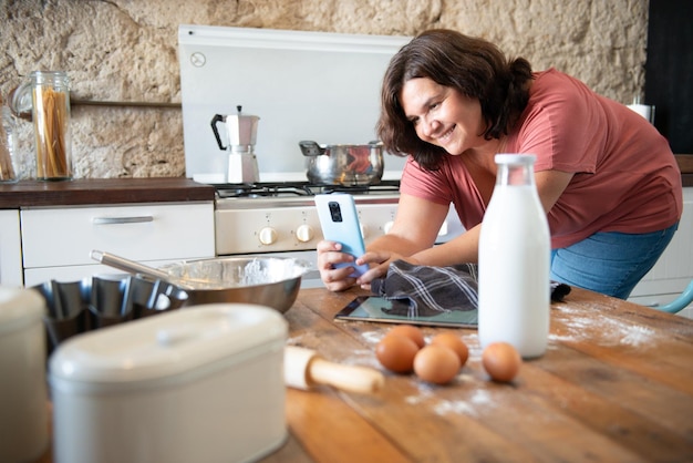 Foodie curvilínea fotografando o que ela cozinhou para enviar para a mídia social