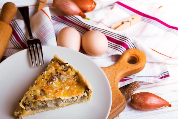 Foodphoto - Zwiebelkuchen auf einem Teller, in der Nähe einer Gabel, Eier, Zwiebel