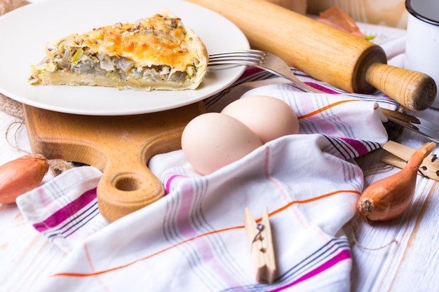 Foodphoto - Zwiebelkuchen auf einem Teller, in der Nähe einer Gabel, Eier, Zwiebel