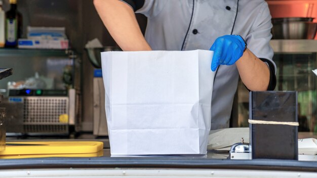 Foodtruck, Koch beendet eine Bestellung