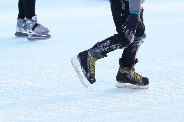 Foot-Skating-Leute auf der Eisbahn