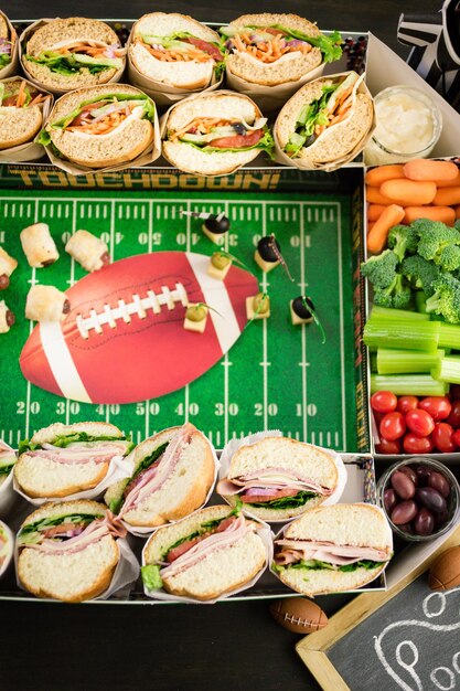 Football Snack Stadium lleno de bocadillos, verduras y patatas fritas.