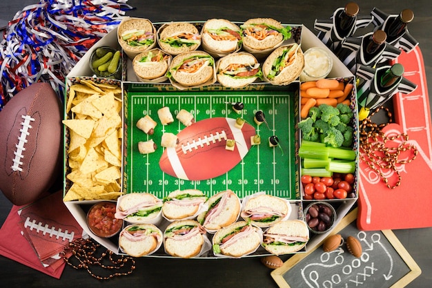 Football Snack Stadium repleto de sanduíches, vegetais e batatas fritas.