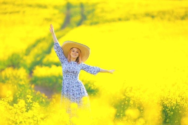 Fora do campo de verão feminino, garota de estilo country ensolarada de liberdade