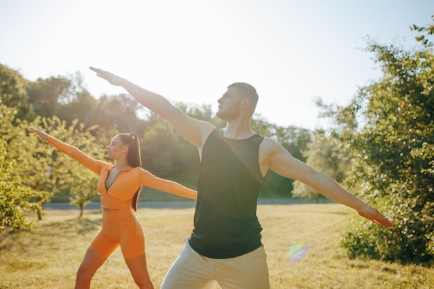 Força muscular Atlético Homem e mulher se exercitam juntos Prática de ginástica Dois jovens atletas treinando no Sunrise Athleticspirit