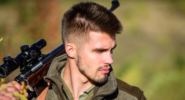 Foto forças do exército camuflagem uniforme militar moda caçador de homens barbudos habilidades de caça e equipamentos de armas como transformar a caça em hobby caçador de homens com rifle campo de treinamento mãos para cima