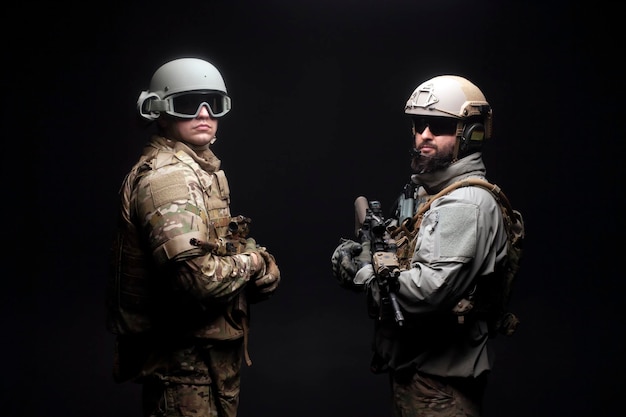 Forças especiais americanas dois rangers de uniforme com armas estão juntos