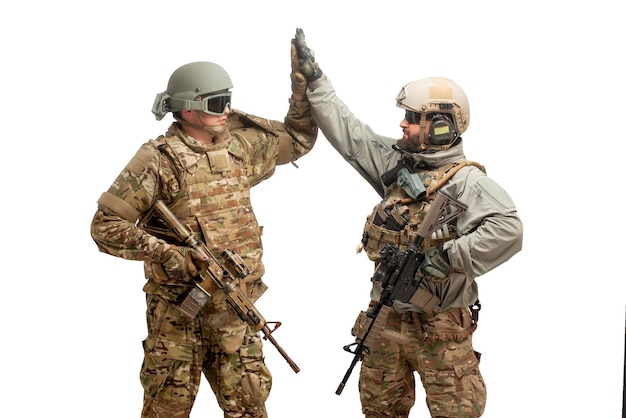 Forças especiais americanas dois soldados em equipamento militar com armas em um fundo branco