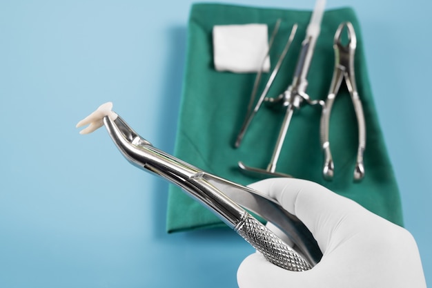 Foto forcept de herramientas médicas de odontología