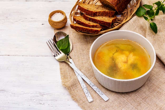 Forellensuppe mit geschnittenem Gemüse und geröstetem Brot. Traditionelle heiße Fischsuppe für einen gesunden Lebensstil.