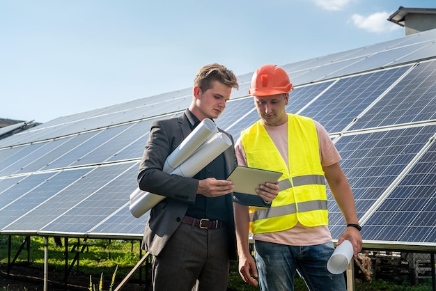 Foreman mostrando detalle fotovoltaico empresario en la estación de energía solar. energía verde