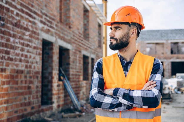 Foto foreman trabalhando ob construindo objeto usando capacete