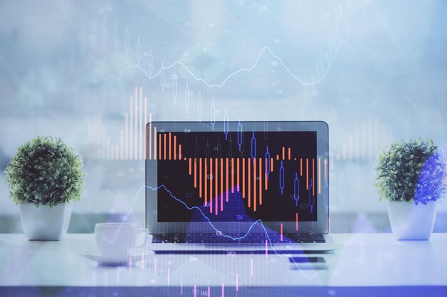 Forex-Grafik-Hologramm auf dem Tisch mit Computer-Hintergrund Mehrfachbelastung Konzept der Finanzmärkte