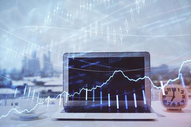 Forex-Graph-Hologramm auf dem Tisch mit Computerhintergrund Multi-Exposure-Konzept der Finanzmärkte