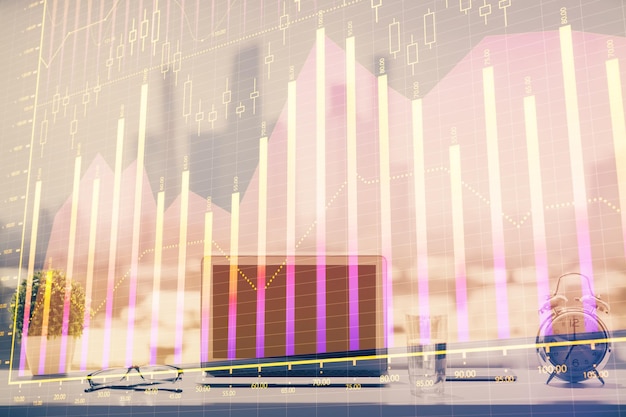 Forex-Graph-Hologramm auf dem Tisch mit Computerhintergrund Multi-Exposure-Konzept der Finanzmärkte