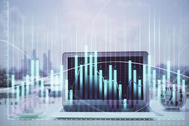 Forex-Graph-Hologramm auf dem Tisch mit Computerhintergrund Multi-Exposure-Konzept der Finanzmärkte