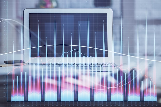 Forex-Marktdiagramm-Hologramm und Personal Computer im Hintergrund Multi-Exposure-Konzept der Investition