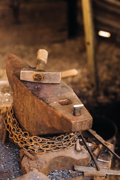 Forja el martillo sobre un yunque parado en la calle