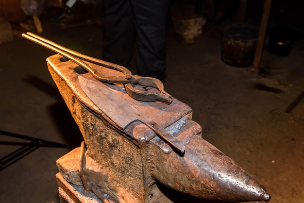 Forja, yunque, fabricación de cuchillos.