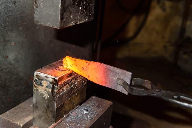 Foto forjar metal fundido para hacer cuchillos.
