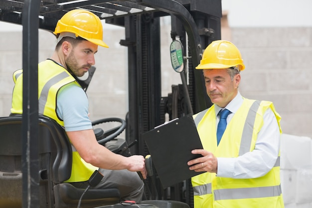 Forklift driver conversando com o gerente